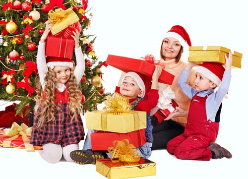 Noel ağacının yanında aile