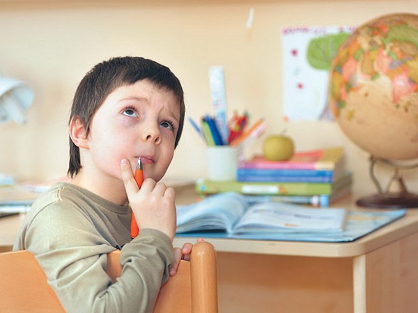 Neskuchnaya çalışması: öğrencinin işyerini nasıl düzgün şekilde donatacağınız
