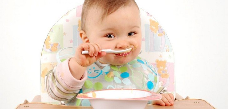 Bebek ayda besleniyor