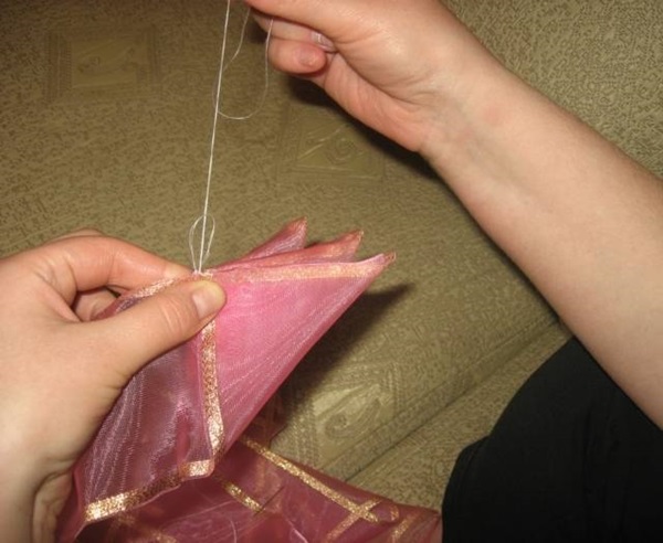 Kendi ellerinizle bir saten kurdele sopası nasıl hazırlanır