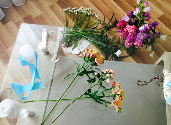 Bir buket için alstroemeria ve küçük gül kombinasyonu