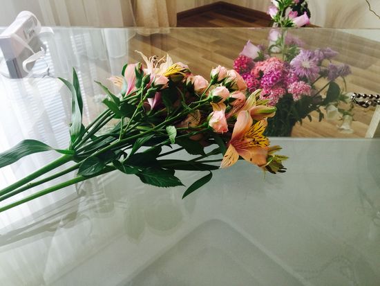 Bir buket için alstroemeria ve küçük bir gül birleştirin