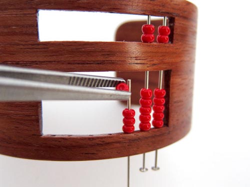 Pins ve boncuklar