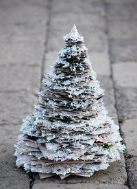 Kağıttan bir Noel ağacı nasıl çıkarılır