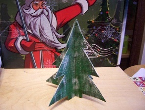 Karlarla kaplı mukavva yapılmış Noel ağacı kar altında ağaç