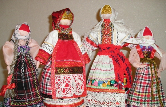 Maslenitsa bebeğini kendi elleriyle hazırlıyoruz.