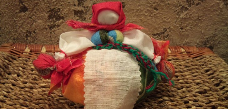Maslenitsa bebeğini kendi elleriyle hazırlıyoruz.