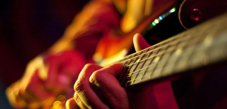 Gitariste şarkı çalmayı öğrenmek için nasıl?