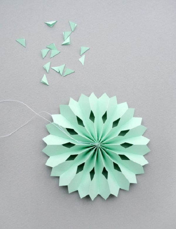 2017 Yeni Yılı için kendi elleriyle kağıtlarla güzel çizgiler - aşamalı diyagramlar ve fotoğraflar. Origami tekniğinde büyük kar taneleri çocukları için master dersleri