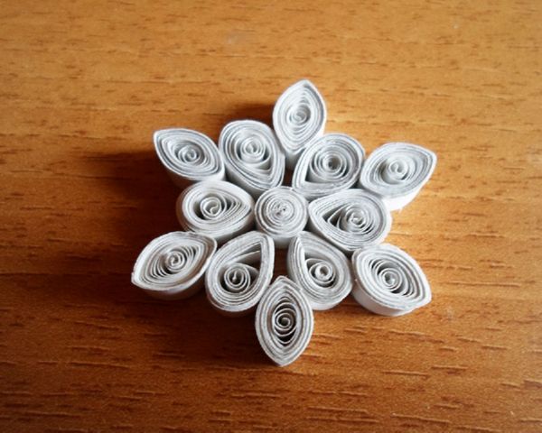 2017 Yeni Yılı için kendi elleriyle kağıtlarla güzel çizgiler - aşamalı diyagramlar ve fotoğraflar. Origami tekniğinde büyük kar taneleri çocukları için master dersleri