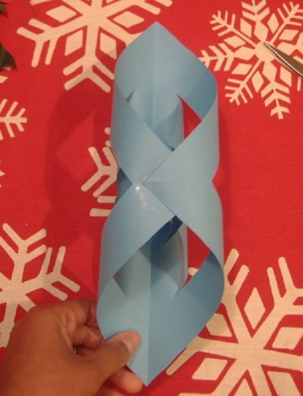 2017 Yeni Yılı için kendi elleriyle kağıtlarla güzel çizgiler - aşamalı diyagramlar ve fotoğraflar. Origami tekniğinde büyük kar taneleri çocukları için master dersleri