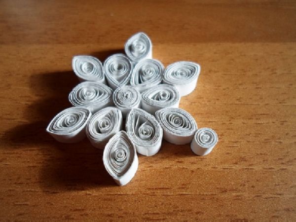 2017 Yeni Yılı için kendi elleriyle kağıtlarla güzel çizgiler - aşamalı diyagramlar ve fotoğraflar. Origami tekniğinde büyük kar taneleri çocukları için master dersleri