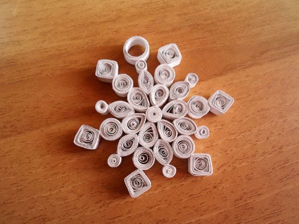 2017 Yeni Yılı için kendi elleriyle kağıtlarla güzel çizgiler - aşamalı diyagramlar ve fotoğraflar. Origami tekniğinde büyük kar taneleri çocukları için master dersleri