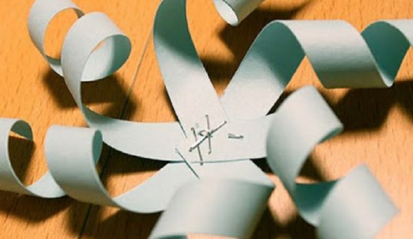 2017 Yeni Yılı için kendi elleriyle kağıtlarla güzel çizgiler - aşamalı diyagramlar ve fotoğraflar. Origami tekniğinde büyük kar taneleri çocukları için master dersleri