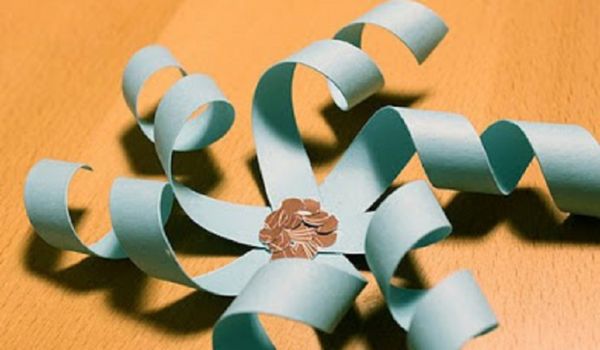 2017 Yeni Yılı için kendi elleriyle kağıtlarla güzel çizgiler - aşamalı diyagramlar ve fotoğraflar. Origami tekniğinde büyük kar taneleri çocukları için master dersleri