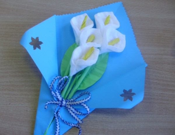 Kendi elleriyle pamuklu disklerden yapılmış çiçeklerle snowdrop'lar