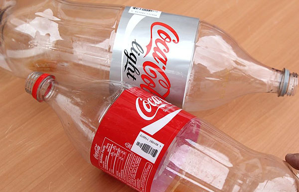 Kendi elleriyle bahçe ve meyve bahçesi için plastik şişelerden yeni el işleri