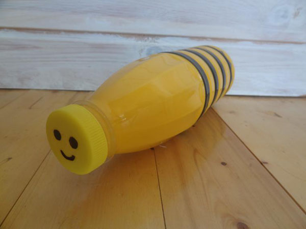 Kendi elleriyle bahçe ve meyve bahçesi için plastik şişelerden yeni el işleri