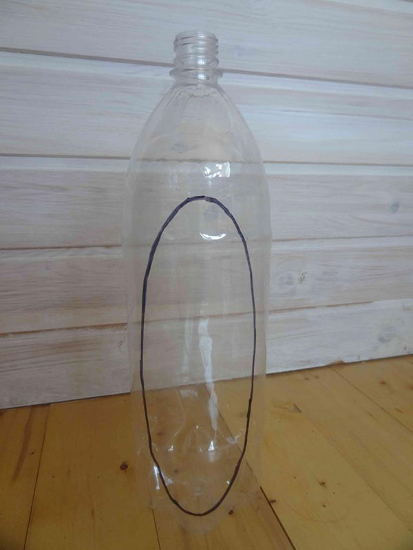 Kendi elleriyle bahçe ve meyve bahçesi için plastik şişelerden yeni el işleri