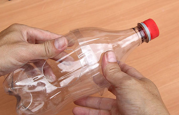 Kendi elleriyle bahçe ve meyve bahçesi için plastik şişelerden yeni el işleri