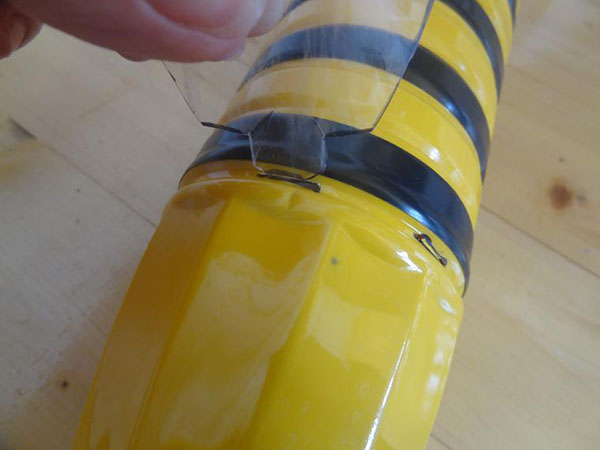 Kendi elleriyle bahçe ve meyve bahçesi için plastik şişelerden yeni el işleri