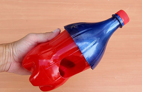 Kendi elleriyle bahçe ve meyve bahçesi için plastik şişelerden yeni el işleri