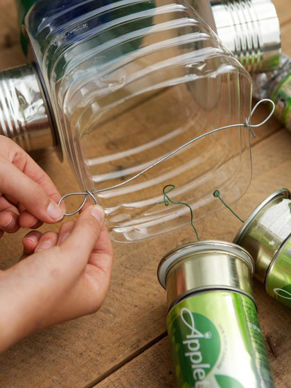 Kendi elleriyle bahçe ve meyve bahçesi için plastik şişelerden yeni el işleri