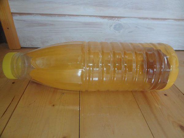Kendi elleriyle bahçe ve meyve bahçesi için plastik şişelerden yeni el işleri
