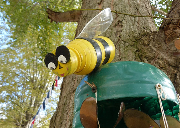 Kendi elleriyle bahçe ve meyve bahçesi için plastik şişelerden yeni el işleri