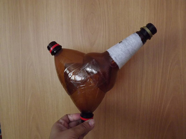 Kendi elleriyle bahçe ve meyve bahçesi için plastik şişelerden yeni el işleri