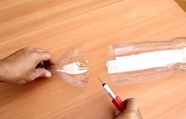 Kendi elleriyle bahçe ve meyve bahçesi için plastik şişelerden yeni el işleri