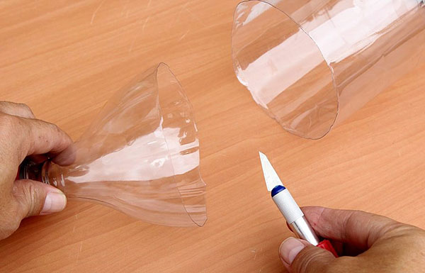 Kendi elleriyle bahçe ve meyve bahçesi için plastik şişelerden yeni el işleri