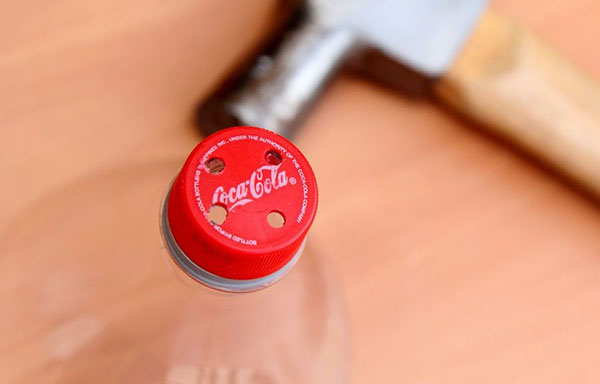 Kendi elleriyle bahçe ve meyve bahçesi için plastik şişelerden yeni el işleri