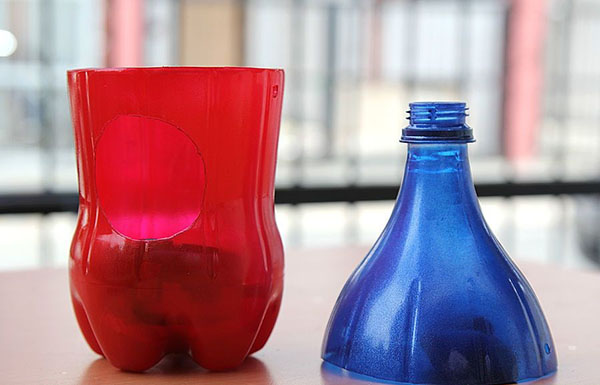 Kendi elleriyle bahçe ve meyve bahçesi için plastik şişelerden yeni el işleri