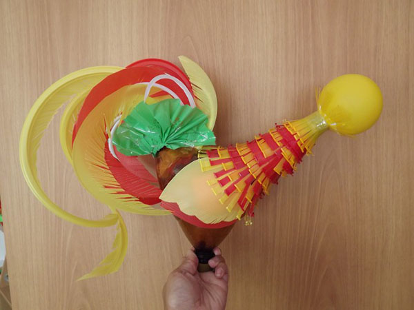 Kendi elleriyle bahçe ve meyve bahçesi için plastik şişelerden yeni el işleri