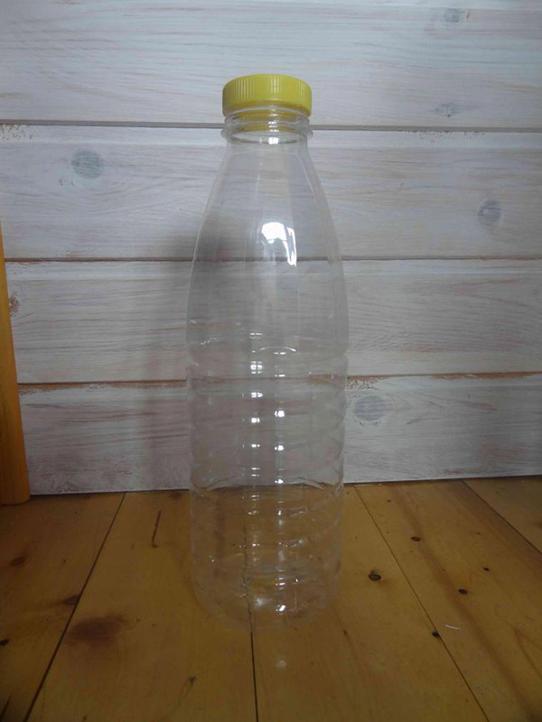 Kendi elleriyle bahçe ve meyve bahçesi için plastik şişelerden yeni el işleri