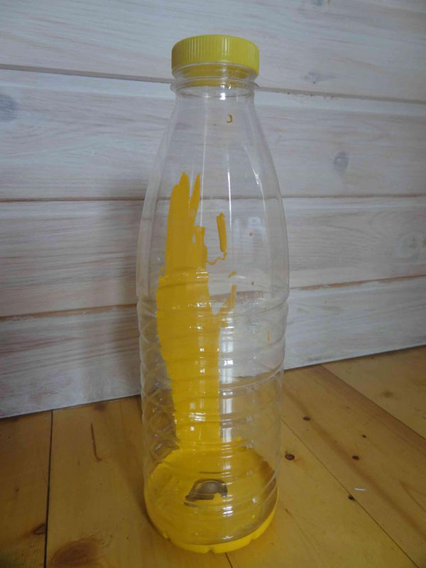 Kendi elleriyle bahçe ve meyve bahçesi için plastik şişelerden yeni el işleri