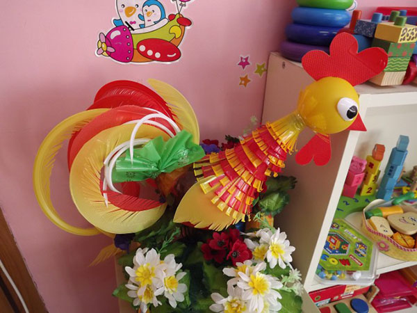 Kendi elleriyle bahçe ve meyve bahçesi için plastik şişelerden yeni el işleri