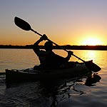 Kayaks üzerinde su gezisi Kayaks üzerinde su gezisi