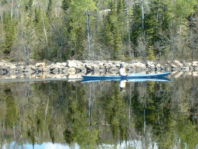 Kayaks üzerinde su gezisi