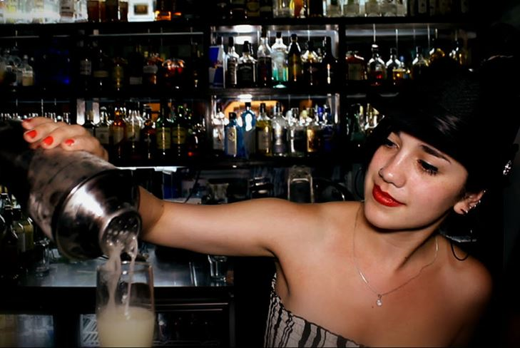 Barda kız: barmen mesleği