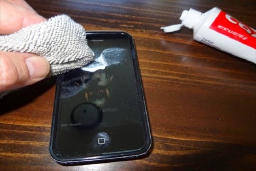 Telefonunuzdan çizikleri nasıl temizleyebilirim?