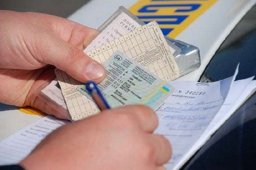 Samara'da sürücü ehliyeti için Devlet Trafik Güvenliği Müfettişliği para cezaları hakkında nasıl bilgi edinebilirsiniz?