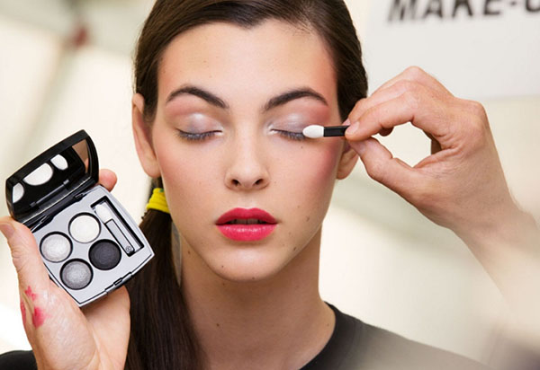 8 Mart'ta etkili makyaj: Chanel'in Sırları