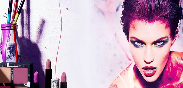 Makyajın yaz koleksiyonu Urban Decay 2017 modanın cesur kadınları için