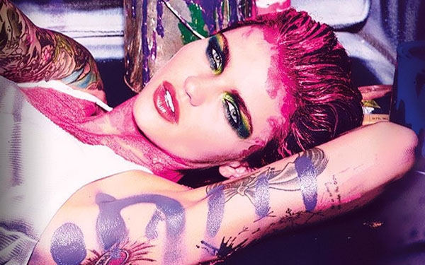 Makyajın yaz koleksiyonu Urban Decay 2017 modanın cesur kadınları için