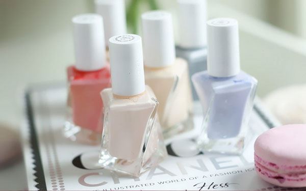 Pastel manikür: vernik koleksiyonu Essie Gel Couture Ballet Nudes 2017