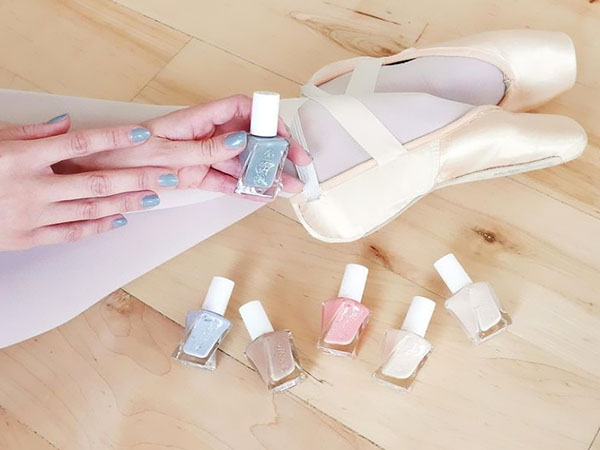 Pastel manikür: vernik koleksiyonu Essie Gel Couture Ballet Nudes 2017