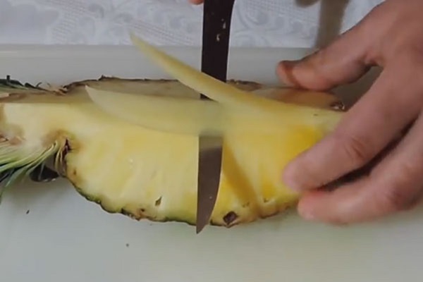 Ananasın doğru ve güzelce kesilmesi