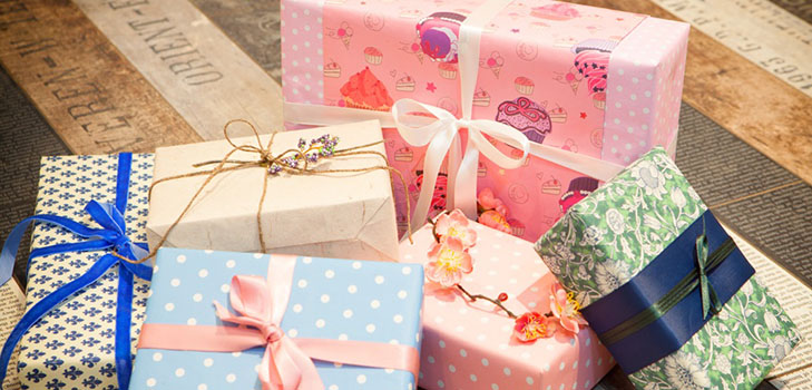 Bir hediye kâğıdına nasıl paketlenir